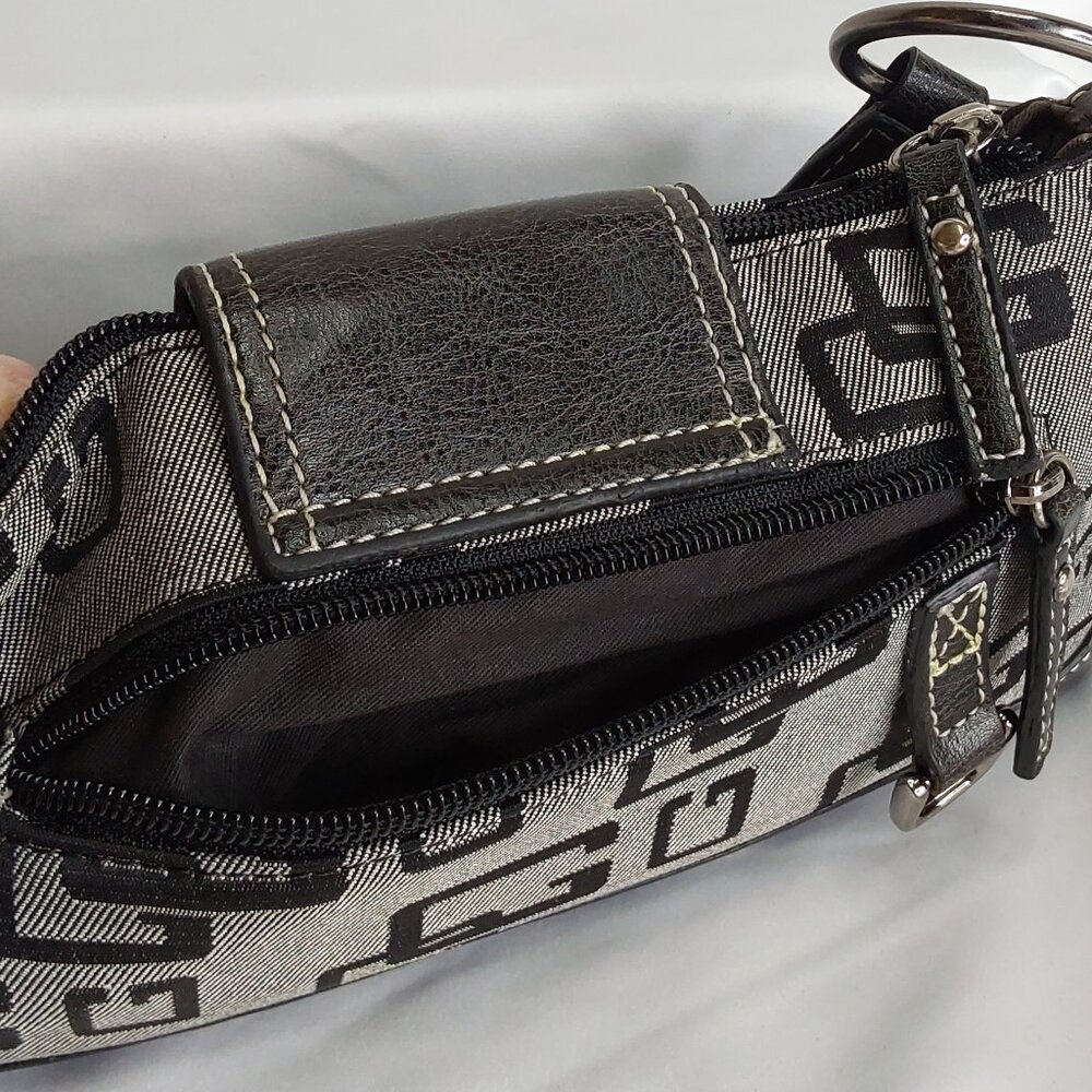 'GUESS' STUDDED MONOGRAM SHOULDER BAG SIGNATURE BIMBO BAGUETTE - Picture 7 of 16